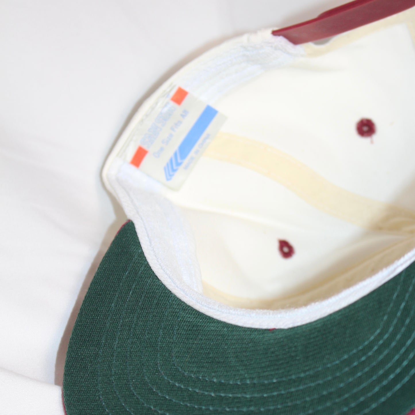 GREENESTONE PATCH HAT (WHITE/MAROON)